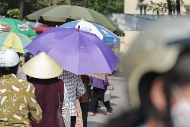 Thousands queue for free rice in Hanoi - 8