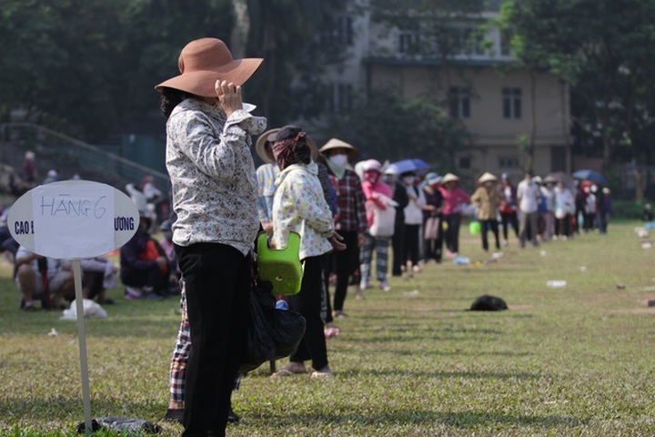 Thousands queue for free rice in Hanoi - 2