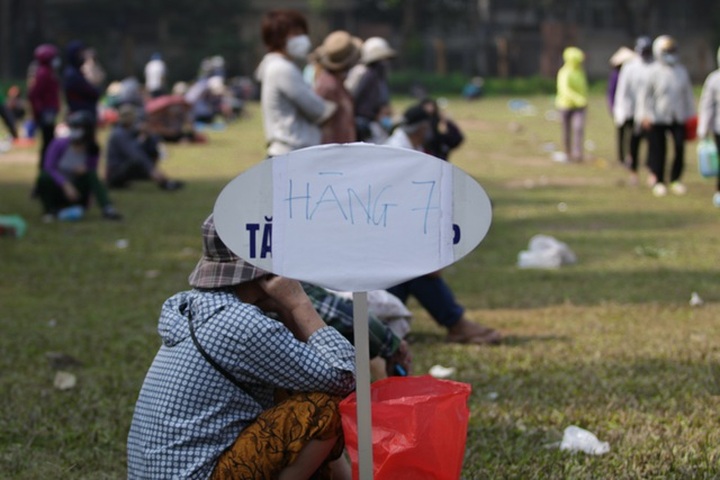 Thousands queue for free rice in Hanoi - 3