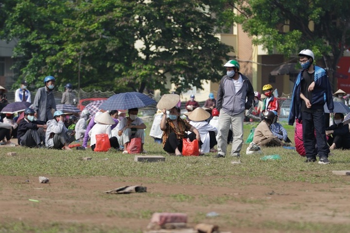 Thousands queue for free rice in Hanoi - 6