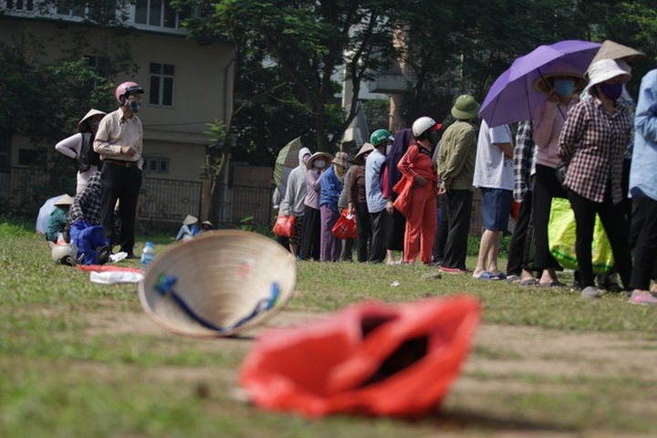 Thousands queue for free rice in Hanoi - 5