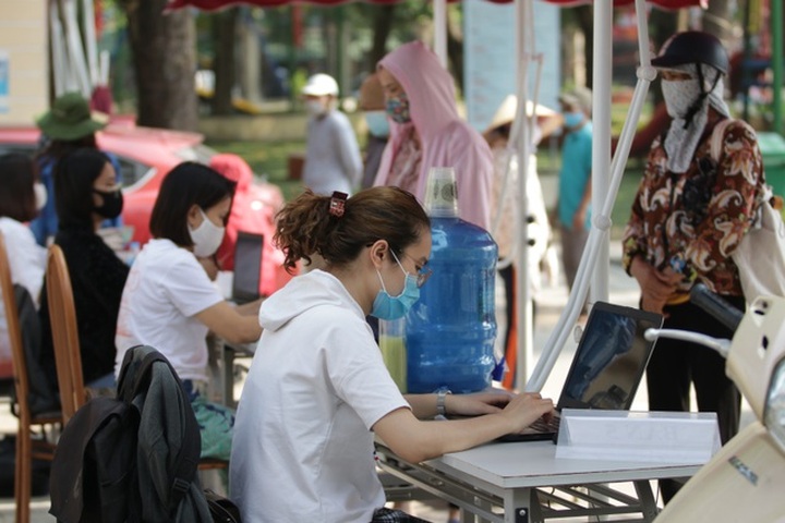 Thousands queue for free rice in Hanoi - 7
