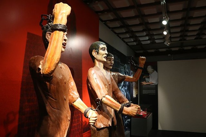 Hanoi exhibition highlights revolutionary prisoners - 3 Hanoi exhibition highlights revolutionary prisoners - 3