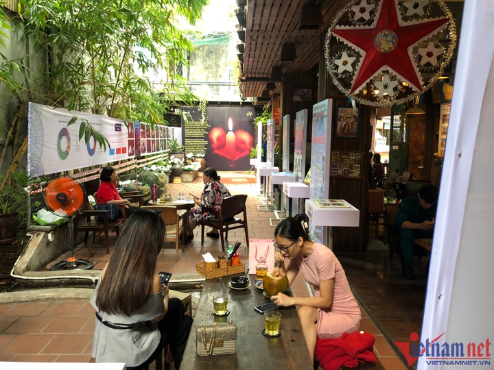 Exhibition looks back at anti-Covid-19 activity in HCM City - 17