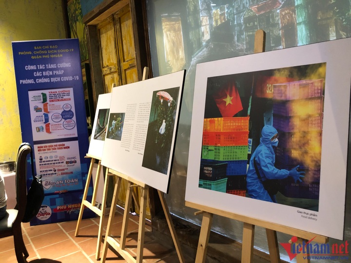 Exhibition looks back at anti-Covid-19 activity in HCM City - 5