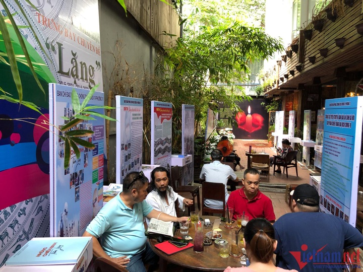 Exhibition looks back at anti-Covid-19 activity in HCM City - 1