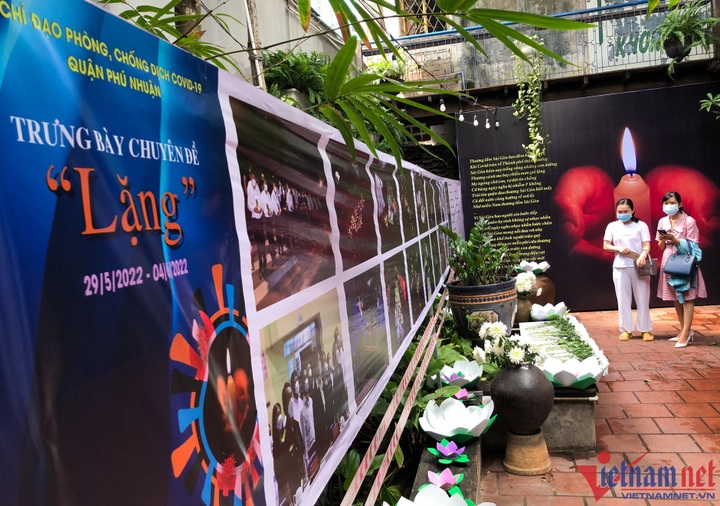 Exhibition looks back at anti-Covid-19 activity in HCM City - 12