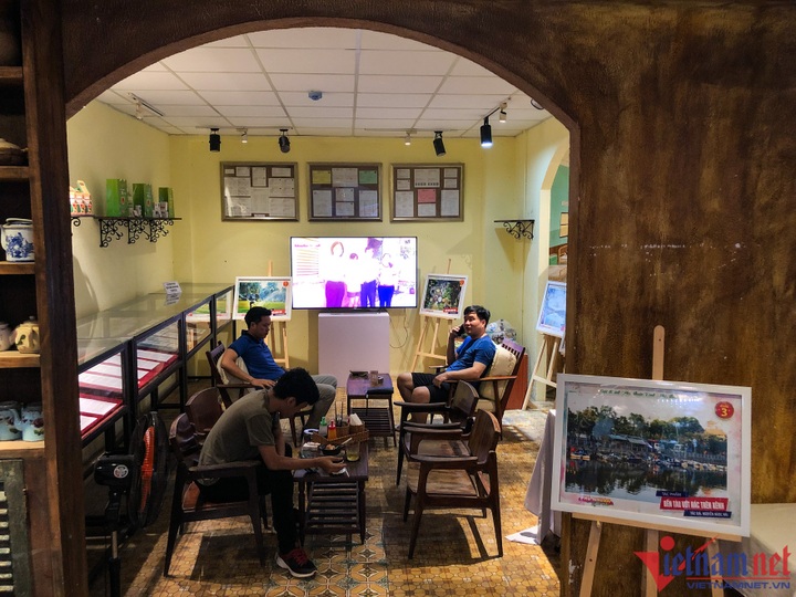 Exhibition looks back at anti-Covid-19 activity in HCM City - 16