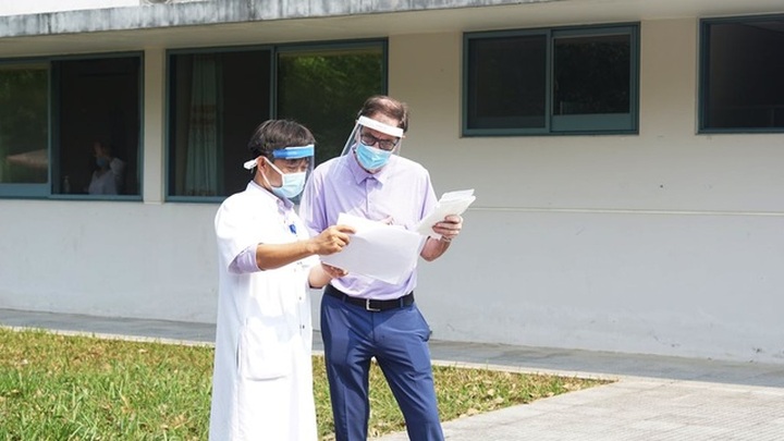 71-year-old British patient recovers from Covid-19 in Hue - 2