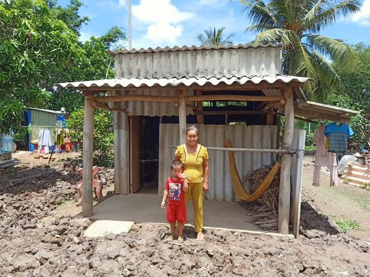 Grandmother and grandson welcome new house - 2
