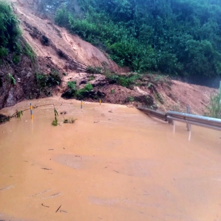 Heavy rain causes severe landslides in Thua Thien-Hue - 1 Heavy rain causes severe landslides in Thua Thien-Hue - 1