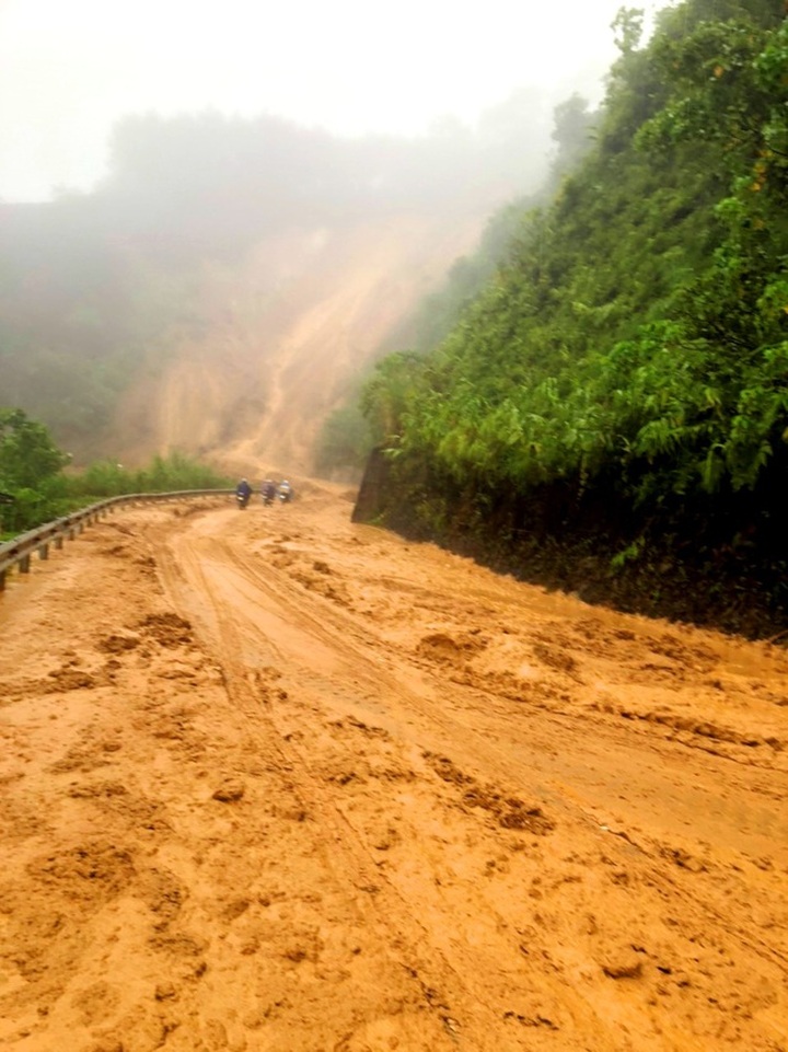 Heavy rain causes severe landslides in Thua Thien-Hue - 3 Heavy rain causes severe landslides in Thua Thien-Hue - 3