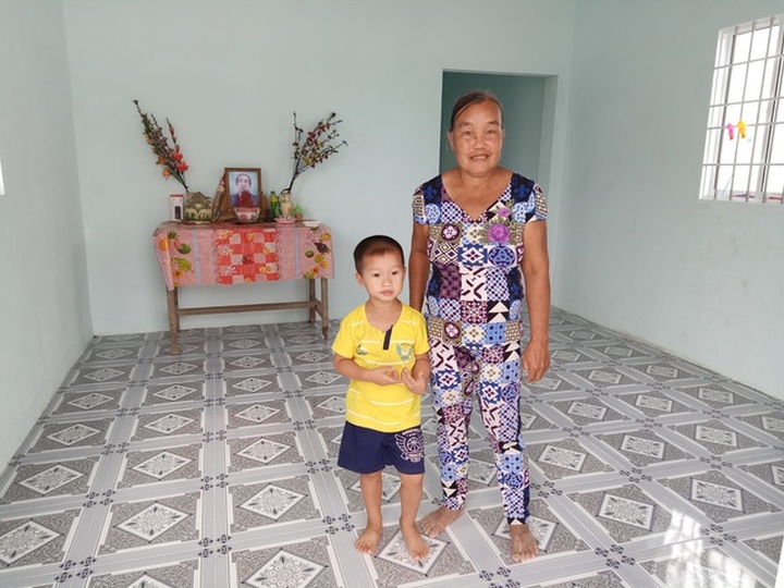 Grandmother and grandson welcome new house - 3