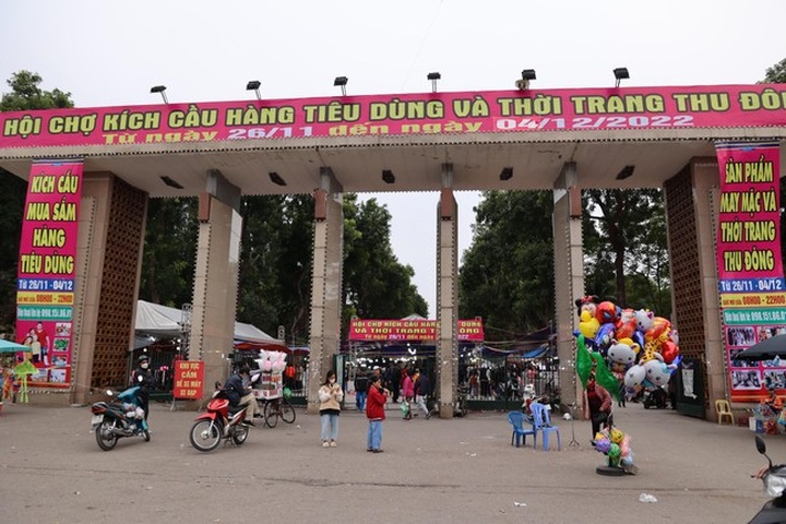 Department proposes free entry to Hanoi park - 1