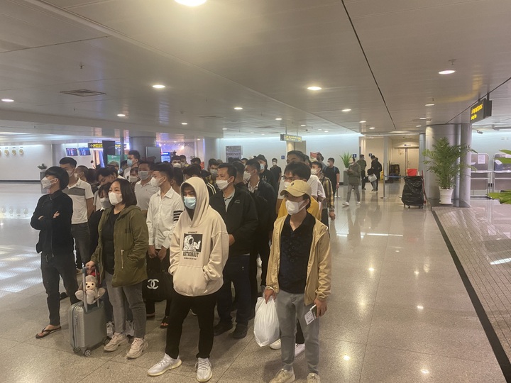 60 Vietnamese nationals rescued from Philippine casino return home - 1