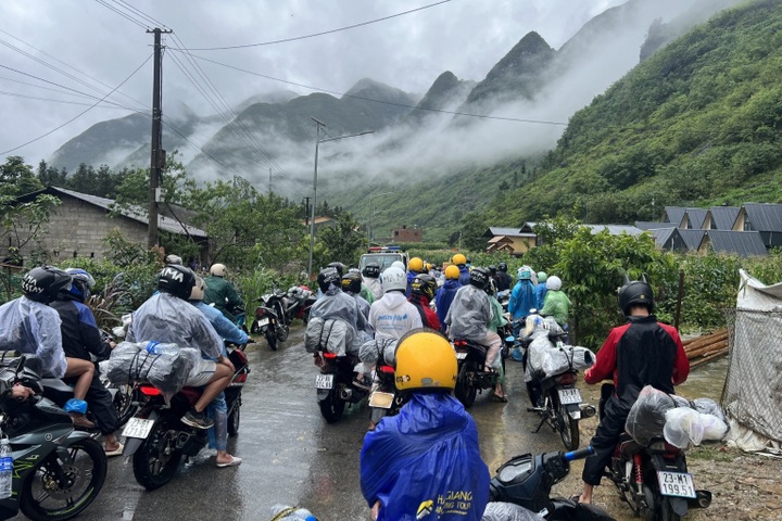 Over 1,000 stranded tourists get support during Ha Giang flash floods - 1