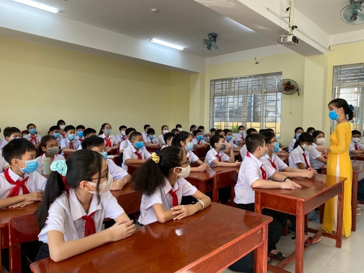 Danang students return to schools under strict regulations - 3