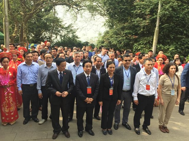 Foreign diplomats pay visit  to Hung Kings Temple - 1