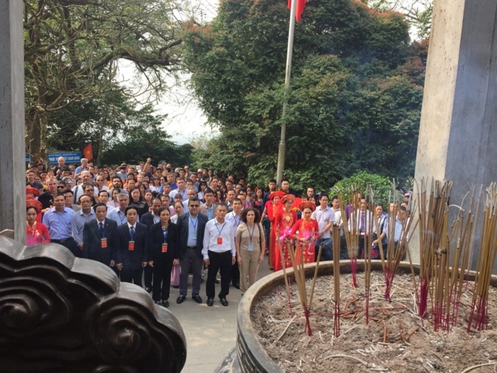 Foreign diplomats pay visit  to Hung Kings Temple - 2