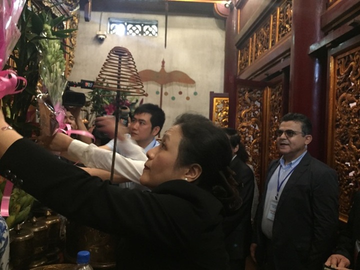 Foreign diplomats pay visit  to Hung Kings Temple - 3