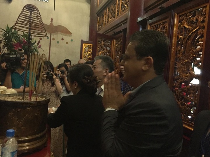 Foreign diplomats pay visit  to Hung Kings Temple - 4