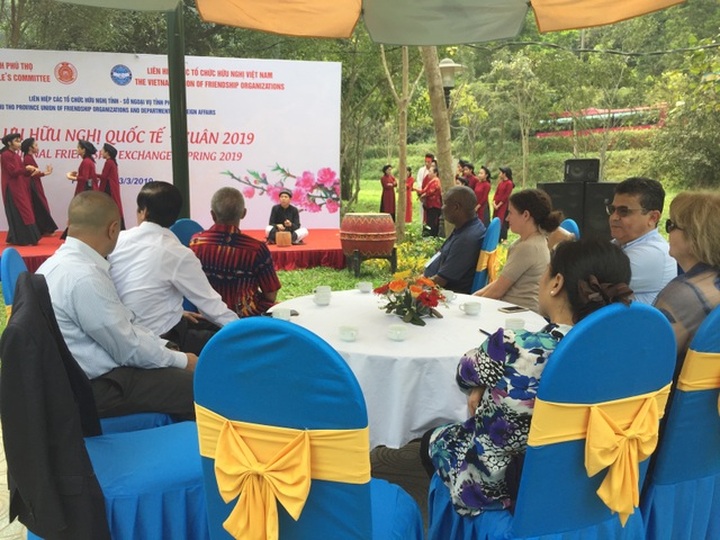 Foreign diplomats pay visit  to Hung Kings Temple - 7