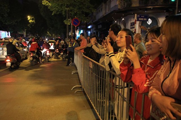 Football fans hit Hanoi streets after victory over UAE - 9