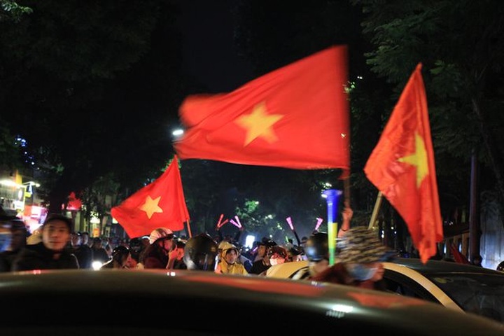 Football fans hit Hanoi streets after victory over UAE - 7