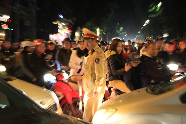 Football fans hit Hanoi streets after victory over UAE - 8