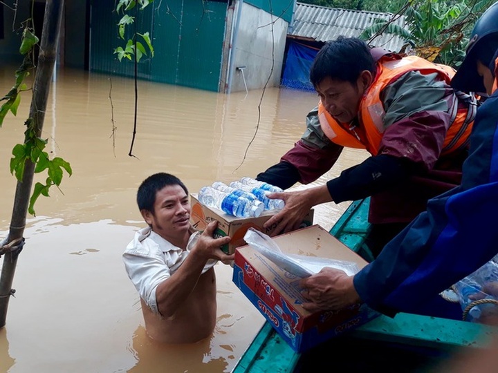 Mud and tears following floods in central region of Vietnam - 6 Mud and tears following floods in central region of Vietnam - 6