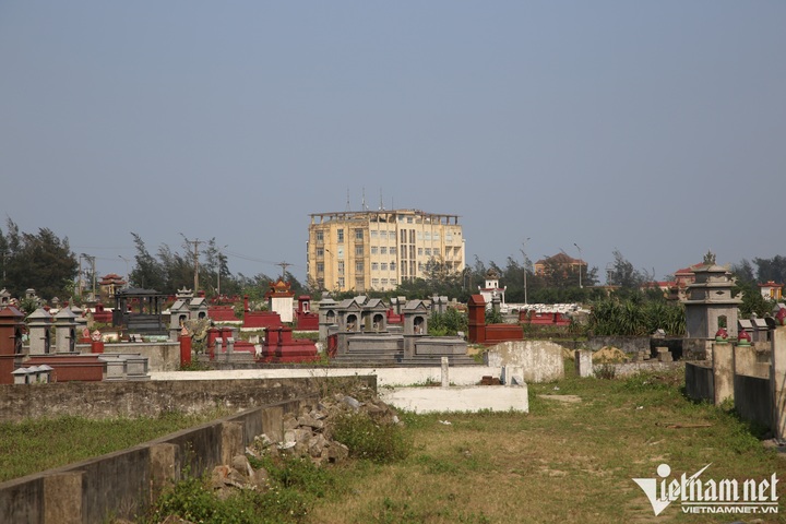 Cemetery near Ha Tinh beach to be relocated - 5