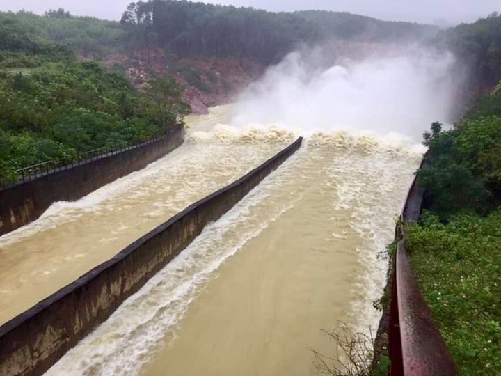 Ha Tinh flooded again after reservoir discharge - 1