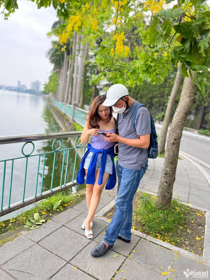 Golden flowers cover Hanoi streets - 7