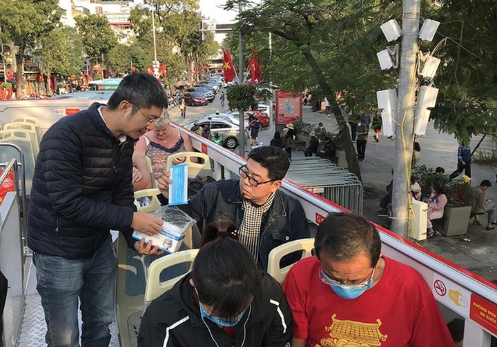 Hanoi bus passengers offered masks amid Coronavirus outbreak - 1 Hanoi bus passengers offered masks amid Coronavirus outbreak - 1