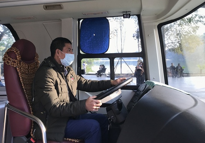 Hanoi bus passengers offered masks amid Coronavirus outbreak - 3 Hanoi bus passengers offered masks amid Coronavirus outbreak - 3