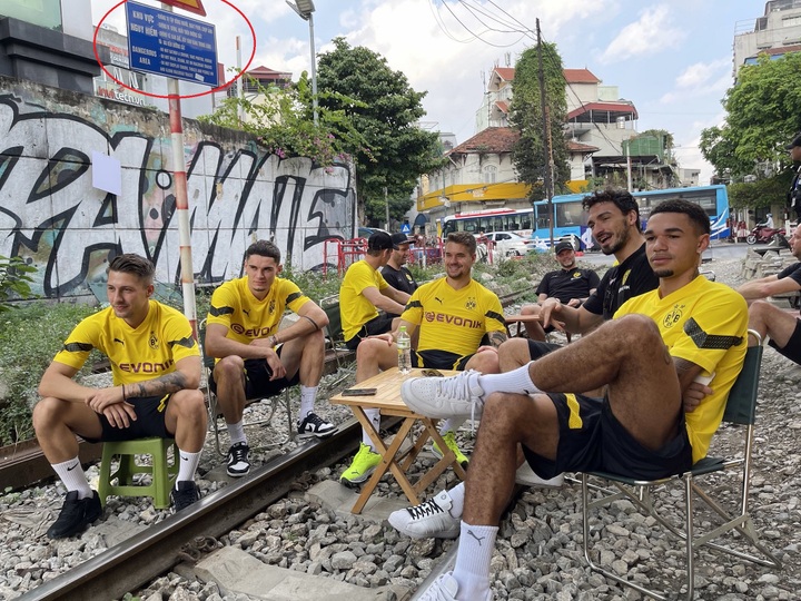 German players visit the banned Hanoi rail track area - 1