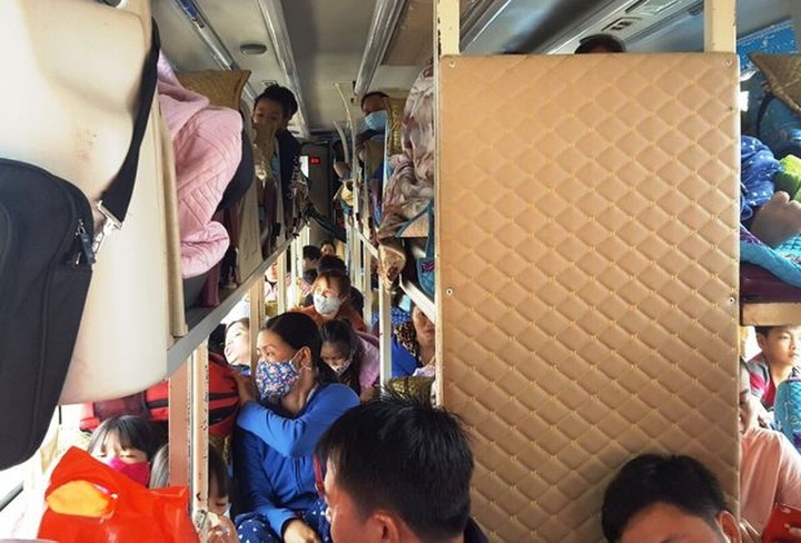Overloaded buses rampant after Tet - 1 Overloaded buses rampant after Tet - 1