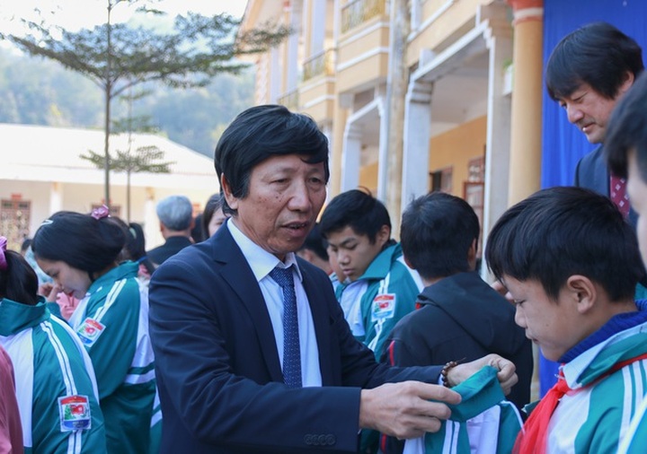 Hundreds of coats given to mountainous students - 1 Hundreds of coats given to mountainous students - 1