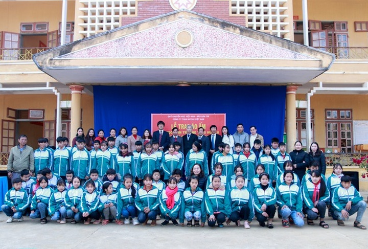 Hundreds of coats given to mountainous students - 2 Hundreds of coats given to mountainous students - 2