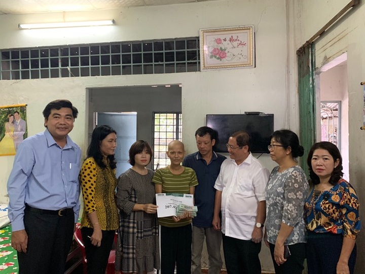 Dantri readers support ill teacher with VND207m - 1