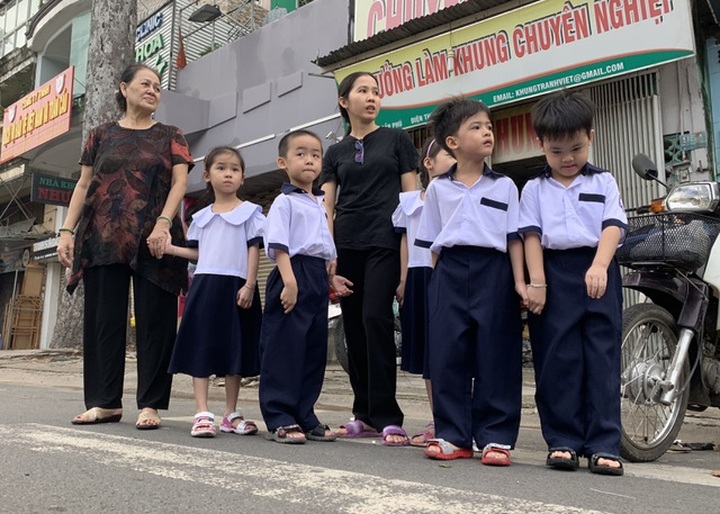 Vietnam’s first quintuplets become first-graders - 4