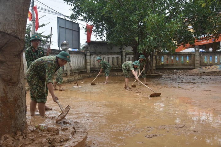 Dantri readers continue to donate hundreds of millions to flood victims - 1 Dantri readers continue to donate hundreds of millions to flood victims - 1