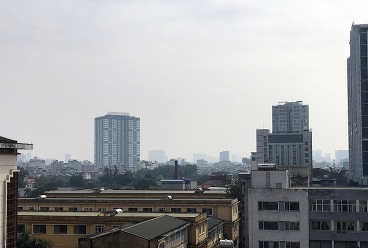 Hanoians advised to stay indoors as air quality deteriorates - 1