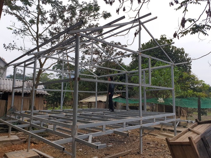 Readers help build floating houses in flood-prone areas - 1