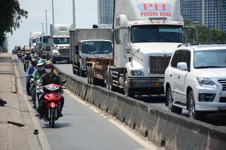 Vietnam's largest port faces serious road congestion - 1