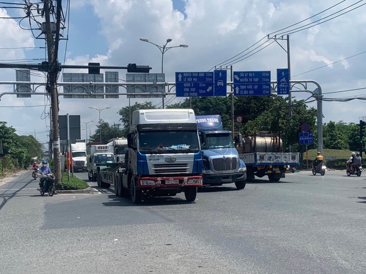 Vietnam's largest port faces serious road congestion - 2