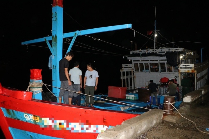 Ten fishermen injured in Quang Ngai boat attack - 1 Ten fishermen injured in Quang Ngai boat attack - 1