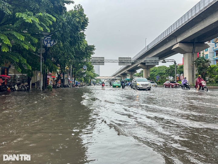 Many Hanoi streets deeply flooded following heavy rain - 1