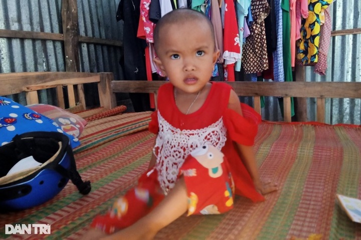 Poor couple receive financial support to save daughter from cancer - 2