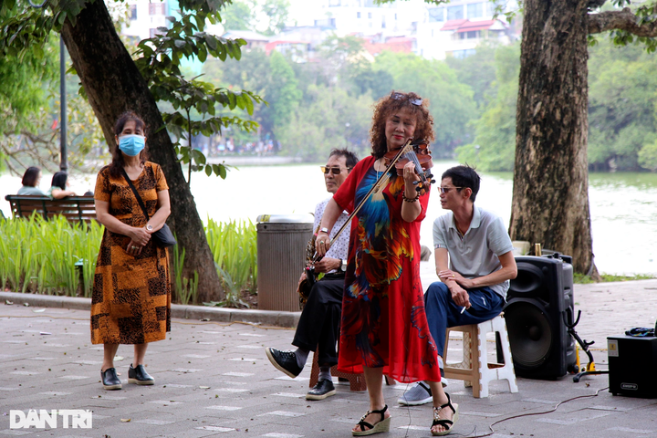 Violations found on Hanoi pedestrian streets - 3